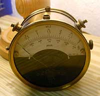 Voltmeter 3 und 30 Volt, 0,003 und 3 Amp.